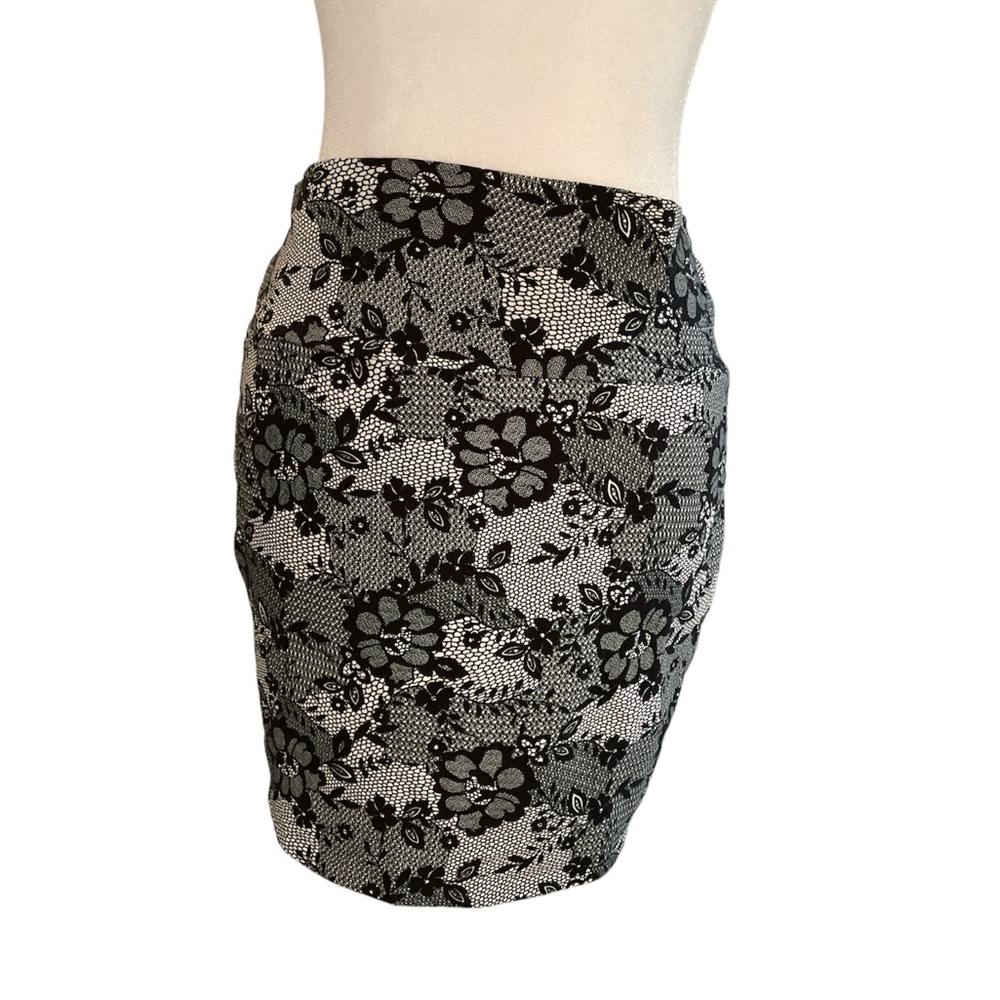 Ambiance Apparel Black & White Floral Print Soft Stretchy Mini Skirt Large